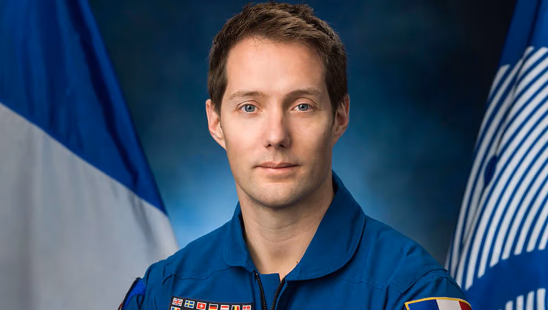 Thomas Pesquet dans la coupola de l'ISS avec vue sur la Terre