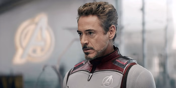 Tony Stark portant l'armure d'Iron Man